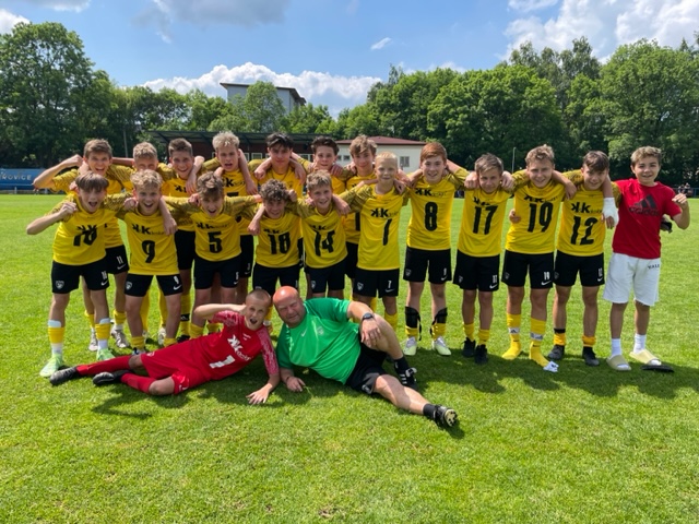 Vítězné loučení starších žáků, mladší žáci U13 a U12 vybojovali 3. místo 